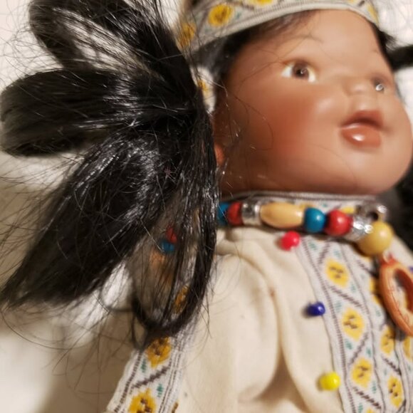 Golden Keepsakes Porcelain Doll Native American (limited edition 1057/2500) - Picture 5 of 9